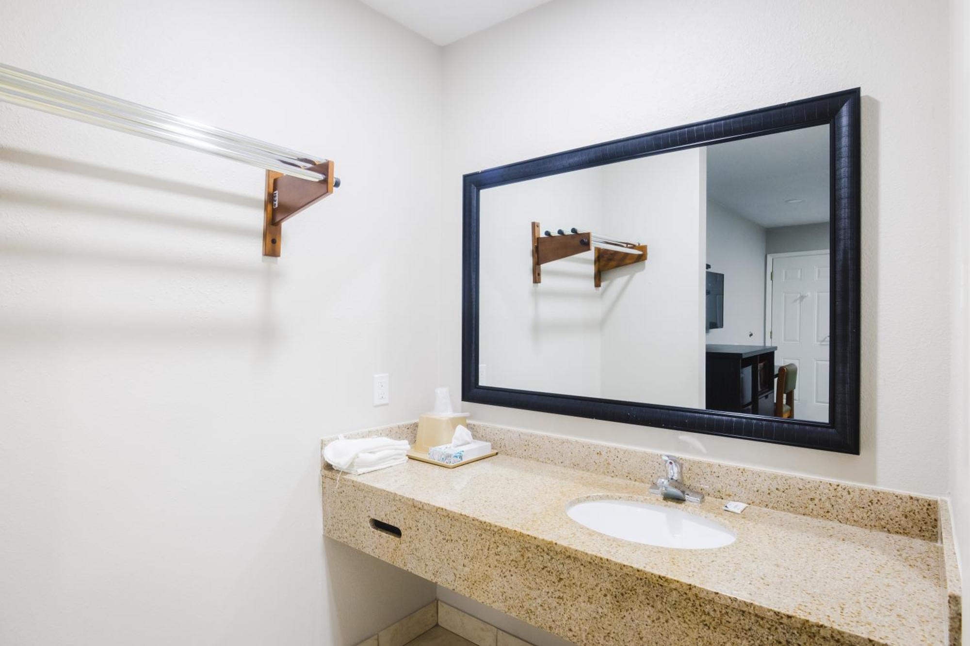 Scottish Inn & Suites Wharton ภายนอก รูปภาพ