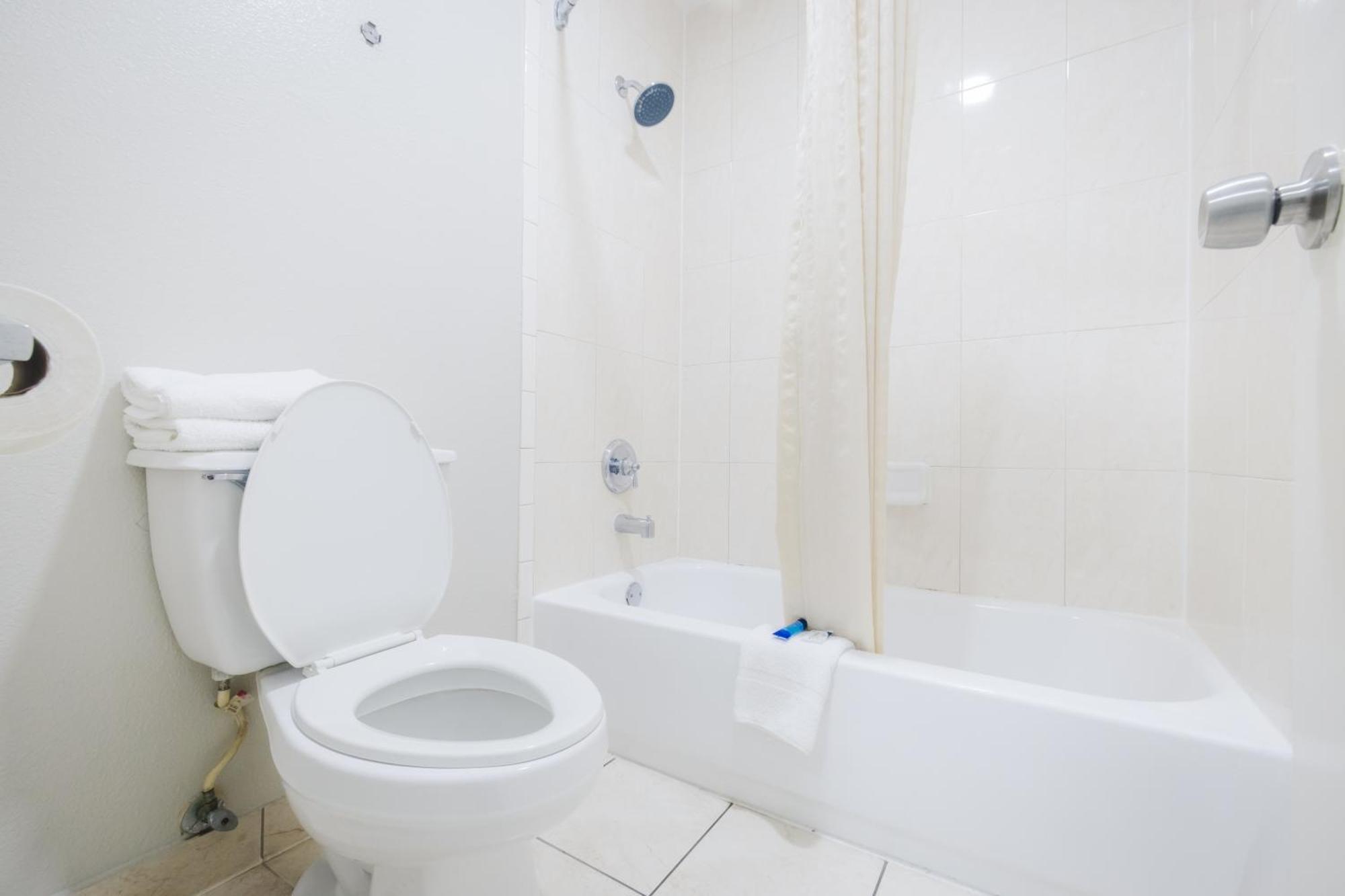 Scottish Inn & Suites Wharton ภายนอก รูปภาพ