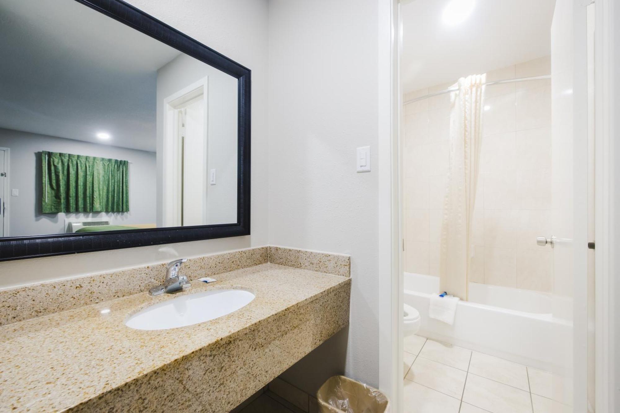 Scottish Inn & Suites Wharton ภายนอก รูปภาพ